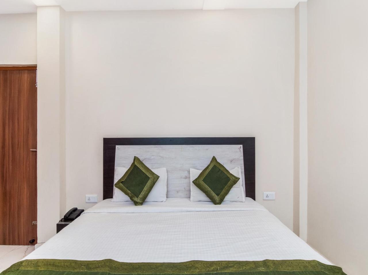 Hotel Treebo Trip View Vastu Khand Lucknow